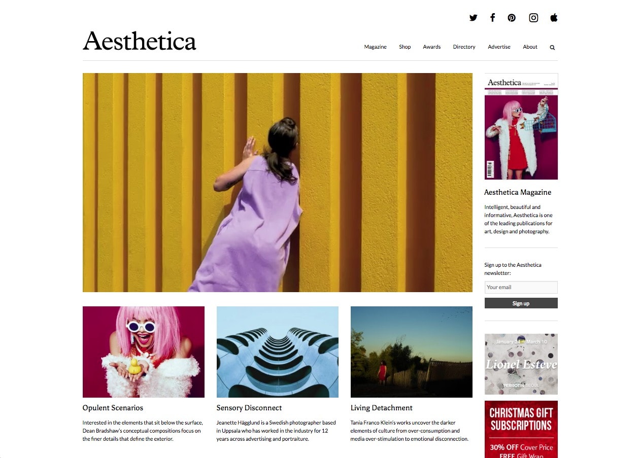 Screenshot del sito Aesthetica Magazine. Una donna appoggiata a un muro giallo e altre miniature di articoli pubblicati.